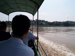 ルアンパバーンへ行くにはこの川を永遠とくだる。
