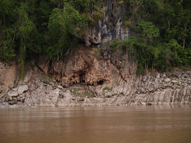 メコン川の洞穴