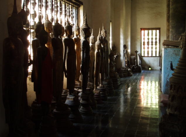 Wat Vixun Museumの本堂の両サイドと裏側の通路は倉庫のように仏像が安置されている